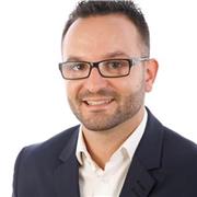 Me defino como un docente y orientador multidisciplinar, con conocimientos en idiomas y conocimientos de anatomía y ejercicio físico. También tengo conocimientos empresariales en sectores como automoción, recursos humanos y agroalimentaria.